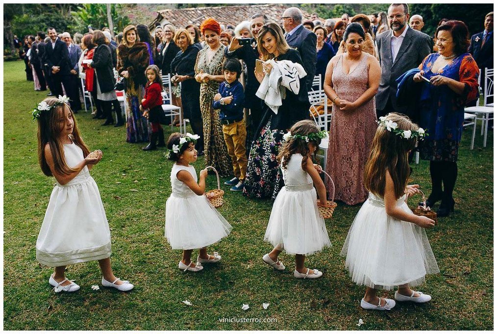 entrada das daminhas de honra casamento ao ar livre em ouro preto