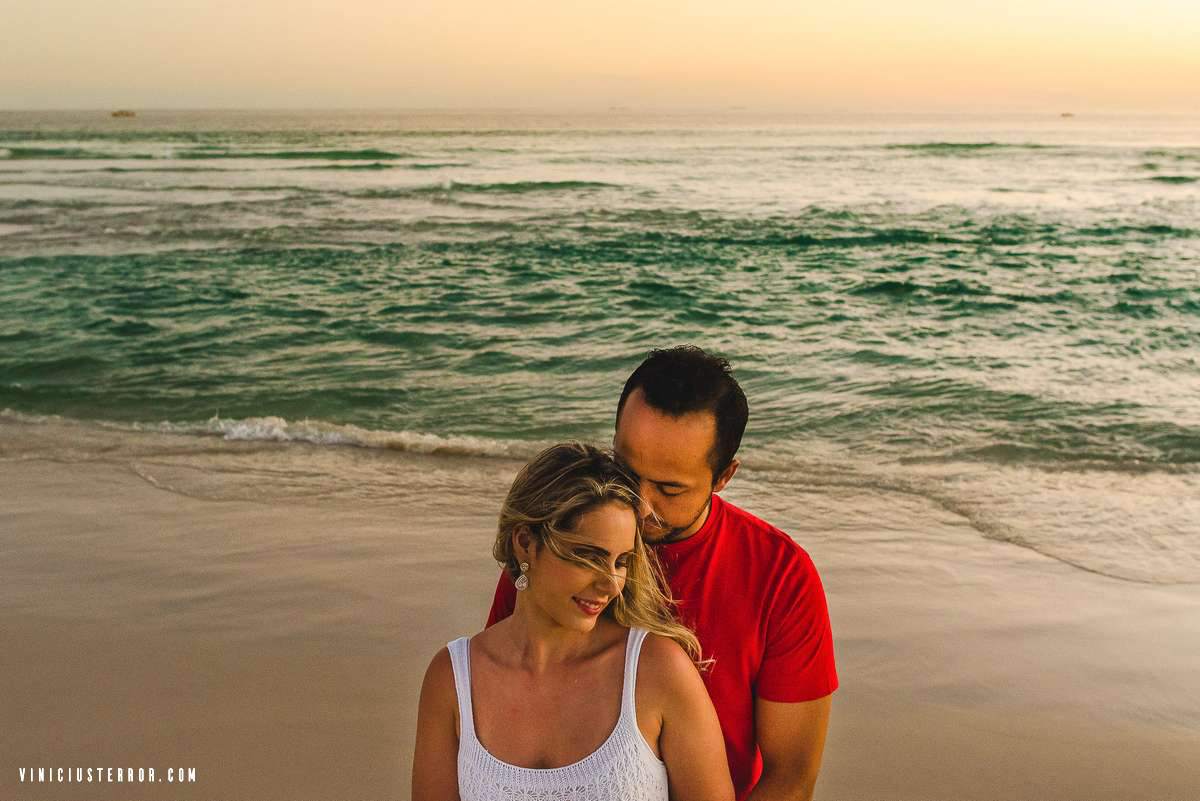 ensaio pre casamento na praia em arraial do cabo