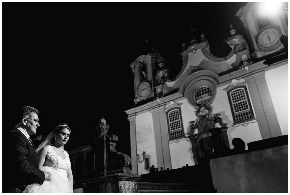 Casamento Clássico em Tiradentes / Vila Paolucci 68 noiva chegando na matriz de santo antonio em tiradentes