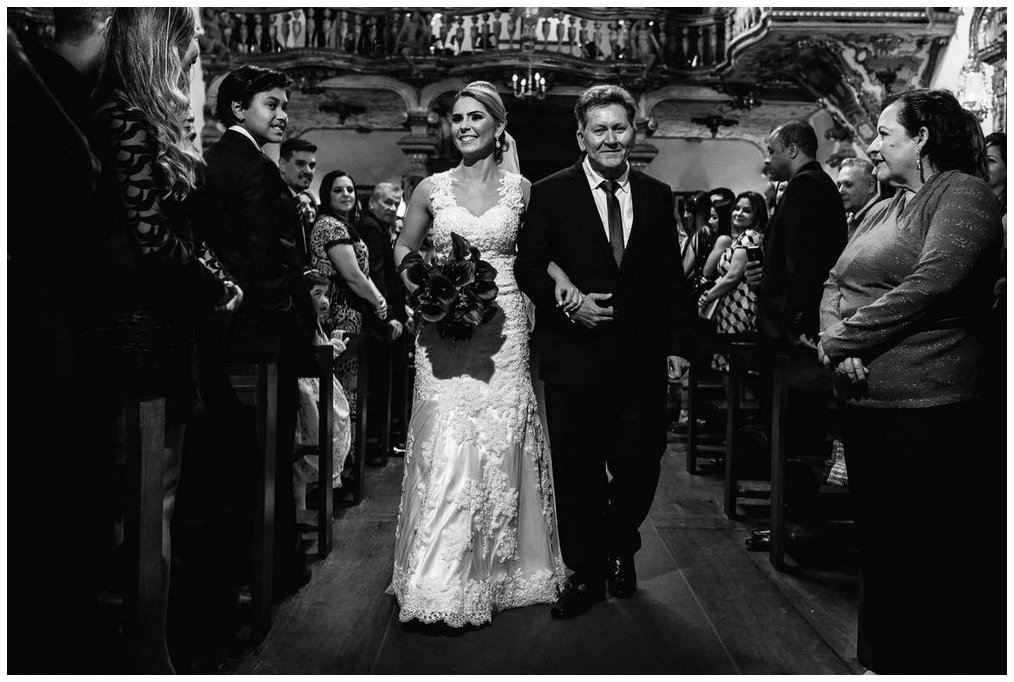 Casamento Clássico em Tiradentes / Vila Paolucci 70 20 entrada da noivamatriz santo antonio tiradentes