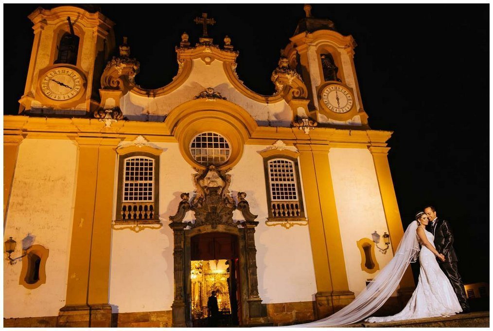 Casamento Clássico em Tiradentes / Vila Paolucci 81 31 noivos na matriz de santo antonio tiradentes