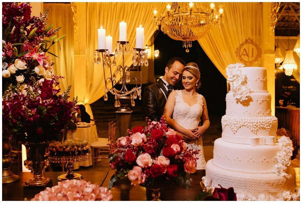 Casamento Clássico em Tiradentes / Vila Paolucci 82 32 noivos na mesa de bolo casamento vila paolucci tiradentes mg
