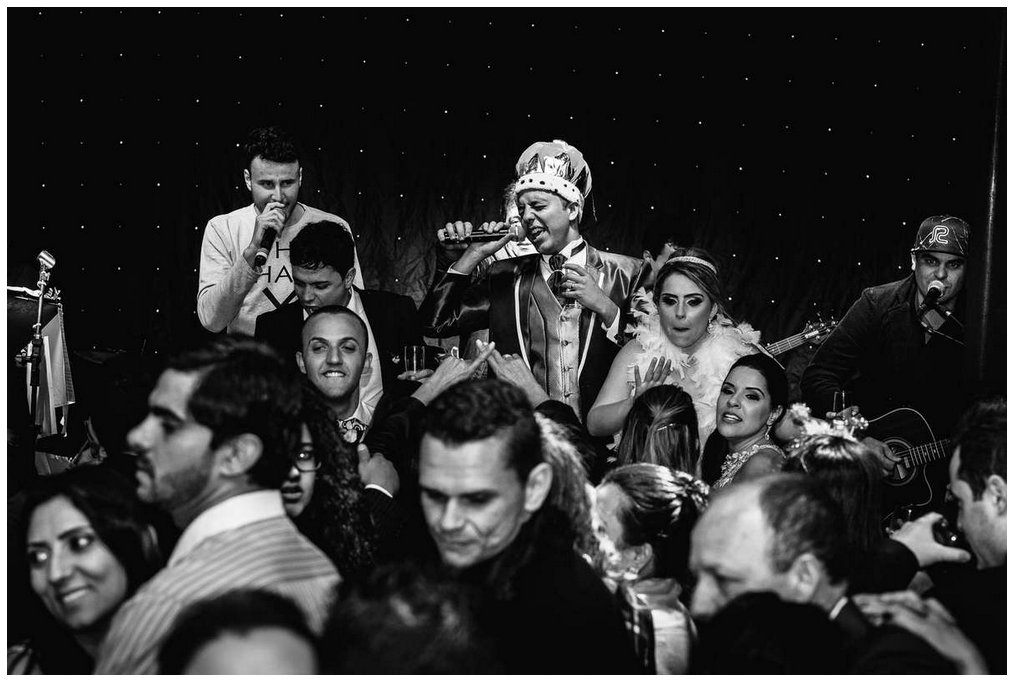 Casamento Clássico em Tiradentes / Vila Paolucci 101 51 noivos no palco casamento vila paolucci tiradentes mg