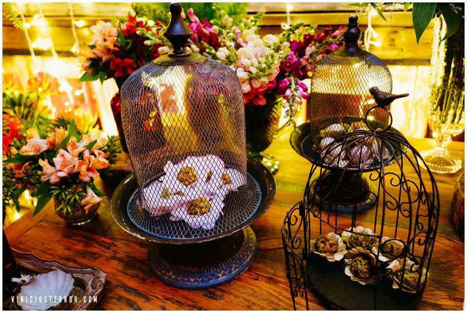 decoraçao-linda-para-mesa-de-bolo-em-um-casamento-vintage-no-vila-relicario