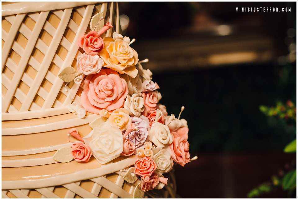 detalhes-do-bolo-de-casamento-com-arranjos-florrais