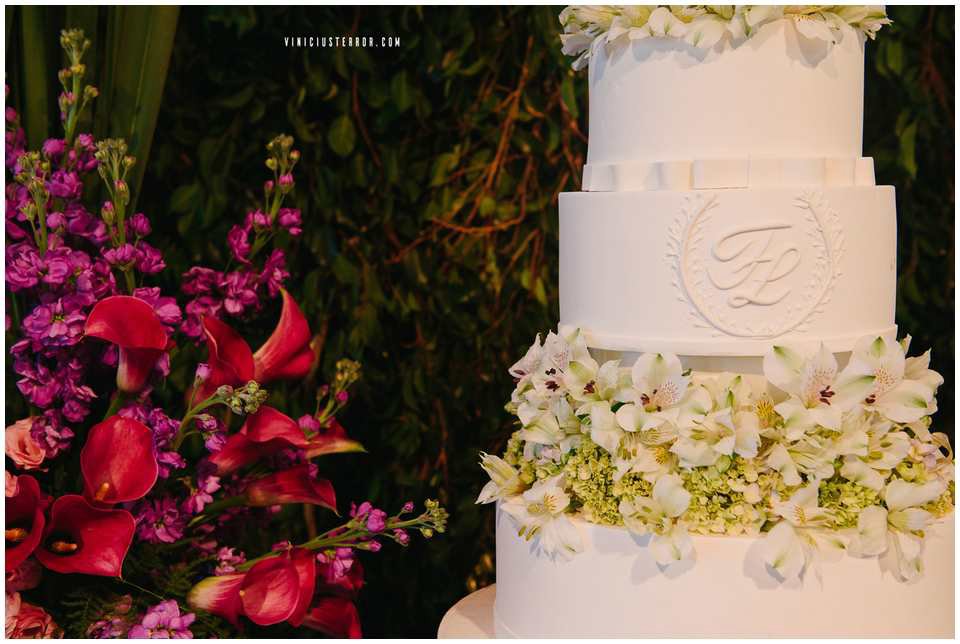 detalhes-do-bolo-e-arranjos-florais-da-mesa-de-doces-para-casamento-
