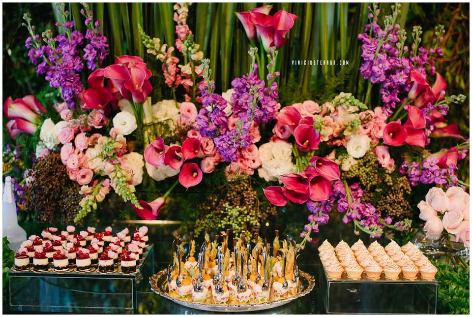 arranjos florais para mesa de bolo de casamento