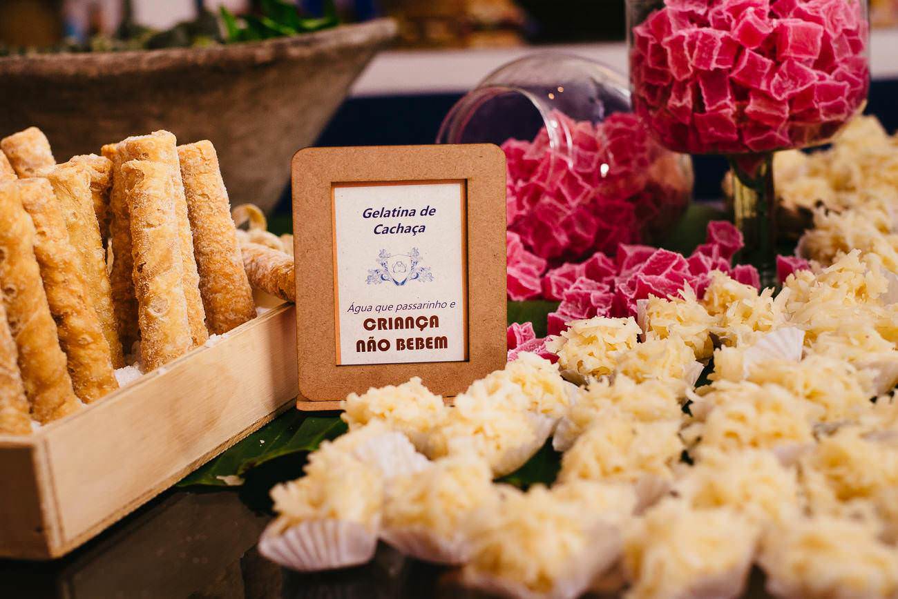 ideias-para-decoracao-da-mesa-de-bolo-e-doces-do-seu-casamento (4)