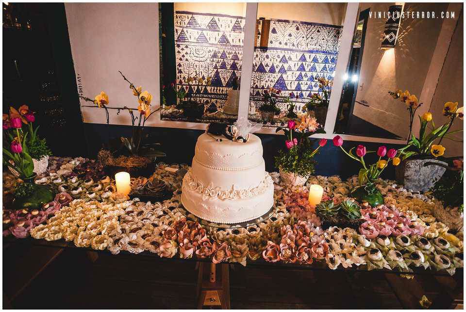 ideias-para-decoracao-da-mesa-de-bolo-e-doces-do-seu-casamento (6)