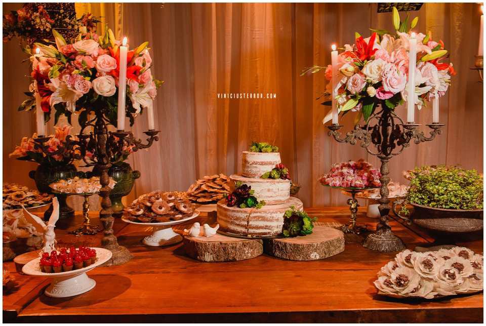 mesa de bolo de casamento com velas e candelabros estilo rustico