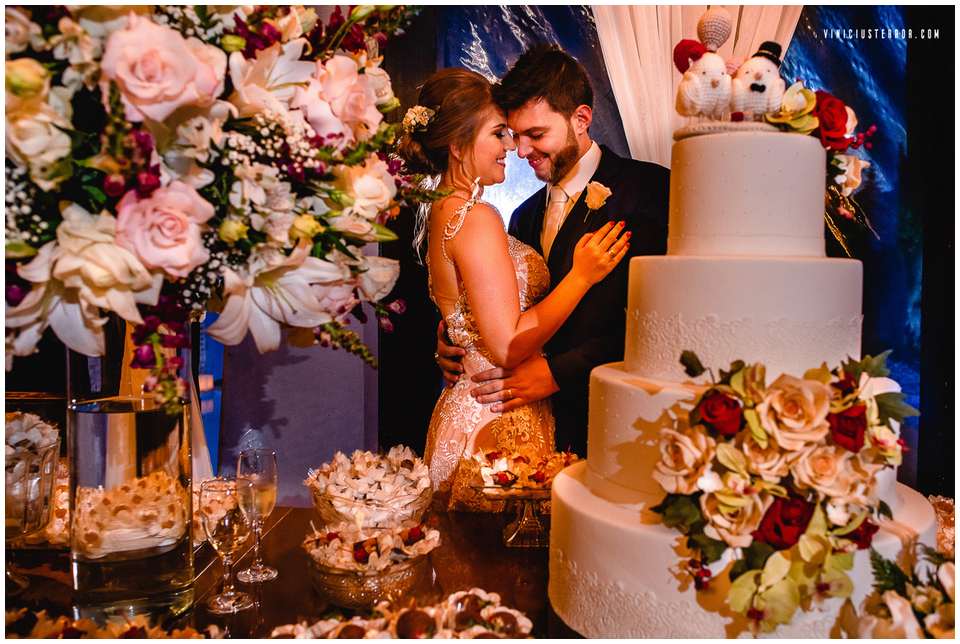 ideias-para-decoracao-da-mesa-de-bolo-e-doces-do-seu-casamento