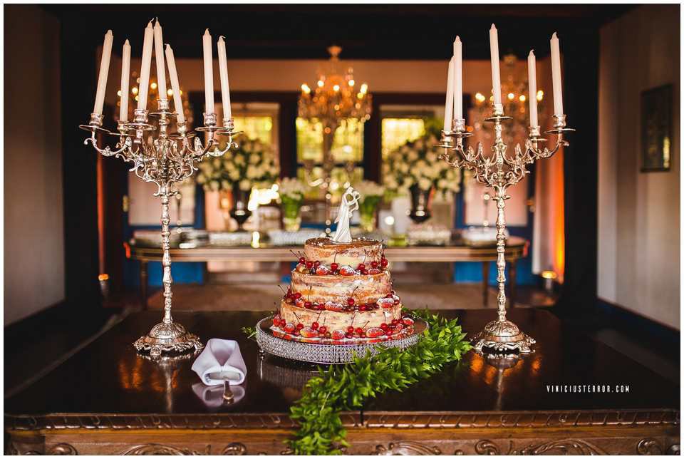 mesa de bolo casamento com velas e candelabros