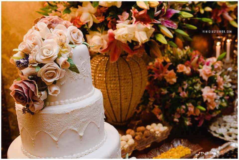 topo-de-bolo-com-arranjo-de-flores-para-casamento