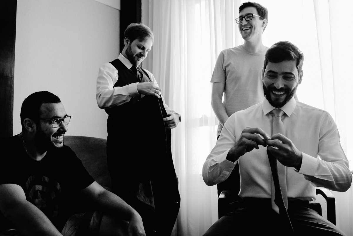 fotos espontaneas, noivo com padrinhos de casamento