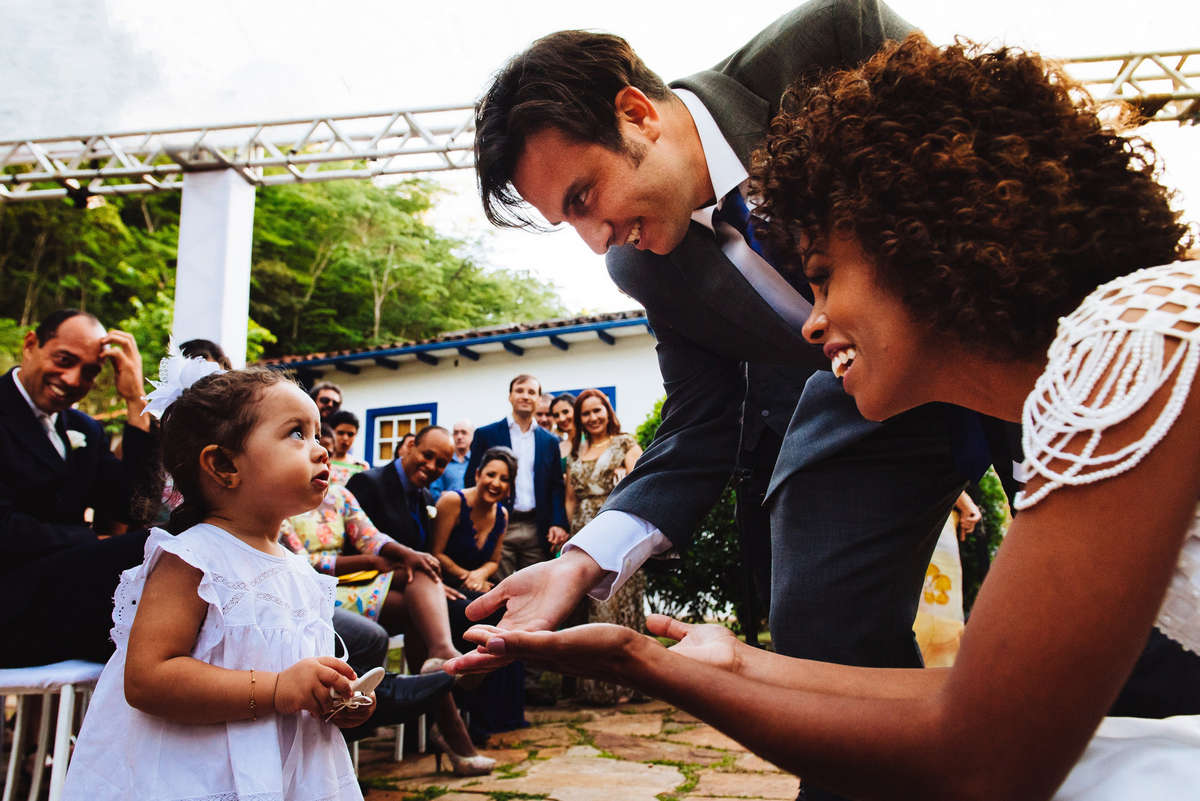 daminha de honra entregando as alianças do casamento