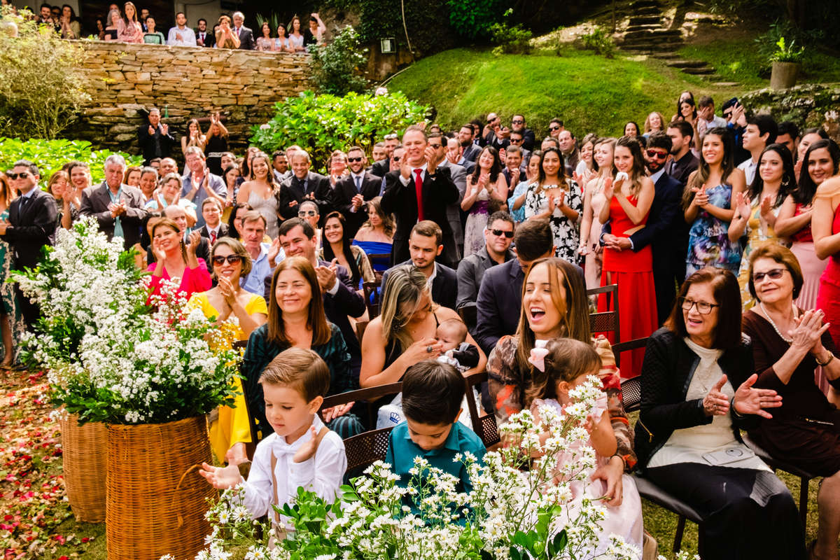 convidados emocionados casamento ao ar livre em ouro preto