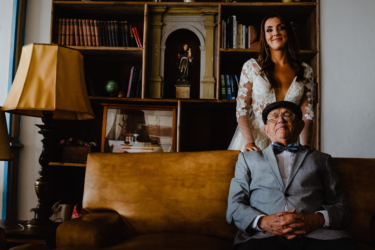 noiva ao lado do seu avo