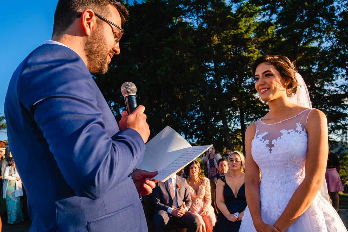 votos dos noivos em cerimonia de casamento ao ar livre em ouro preto