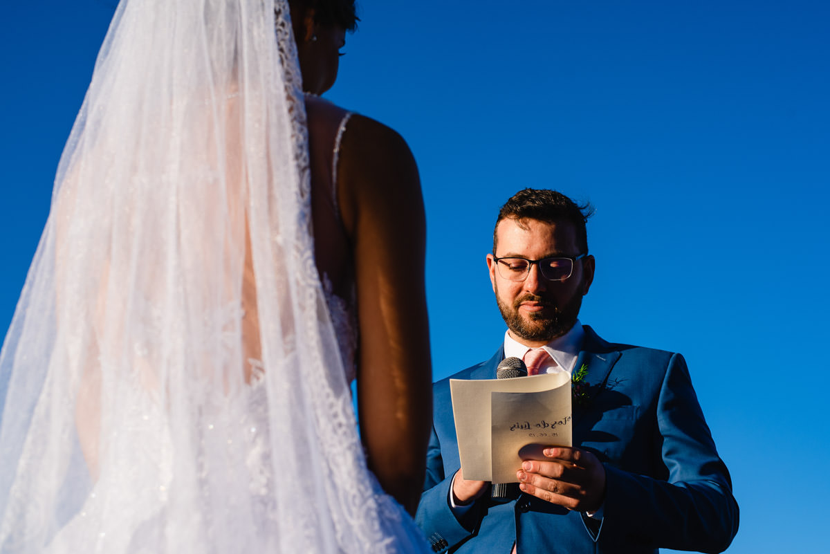 noivo lendo os votos em uma cerimonia de casamento ao ar livre em ouro preto