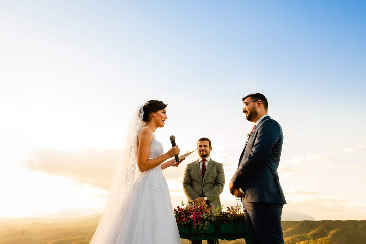 cerimonia de casamento ao ar livre na vila relicario em ouro preto