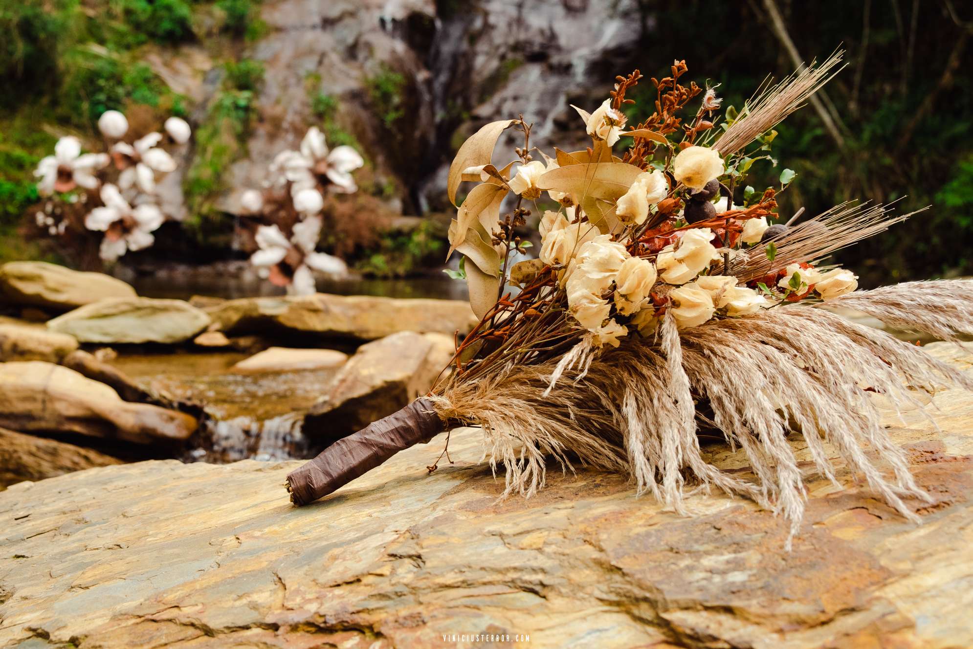 buque da noiva para casamento elopement rustico na cachoeira