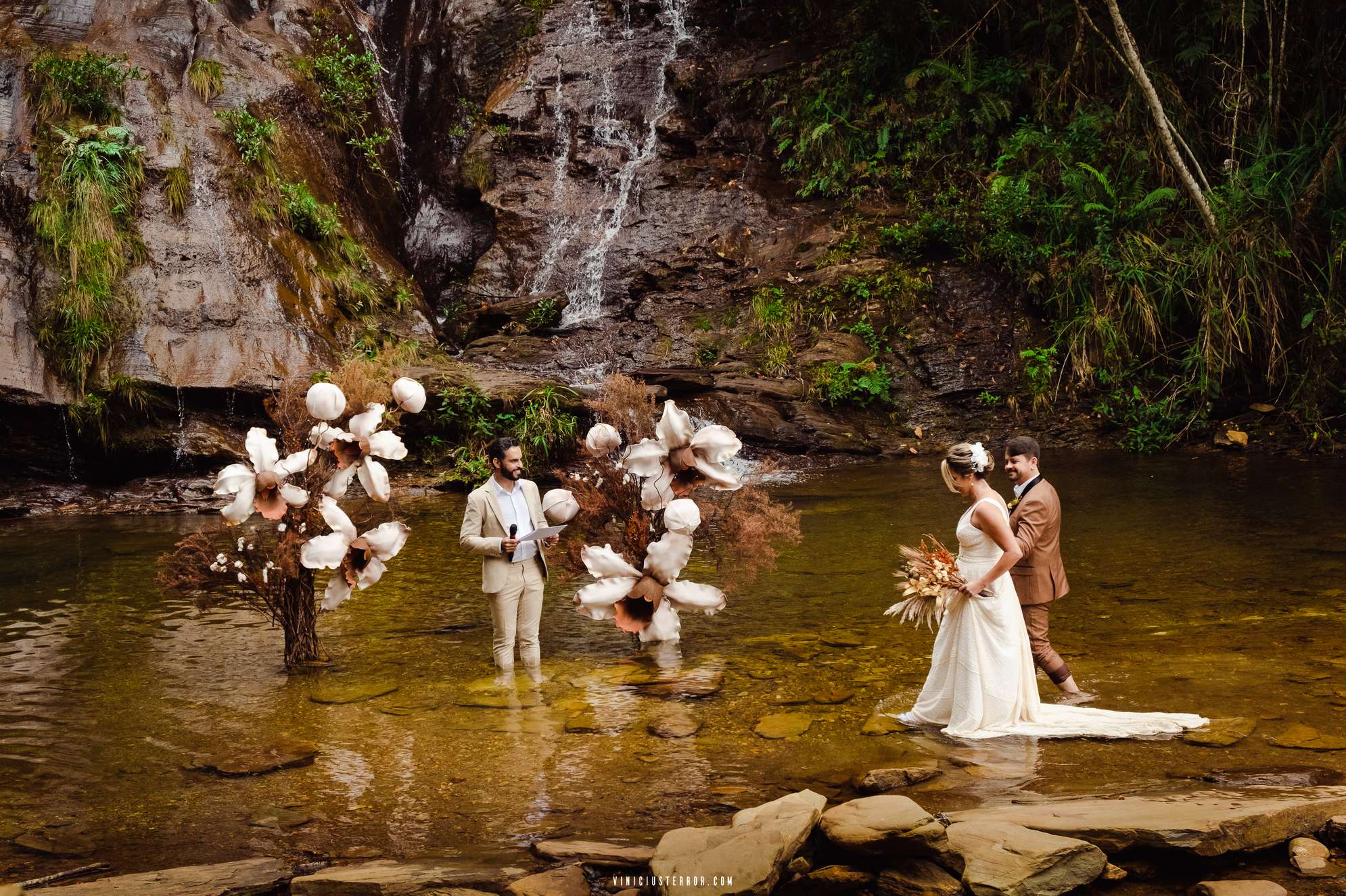 entrada dos noivos na cerimonia de casamento