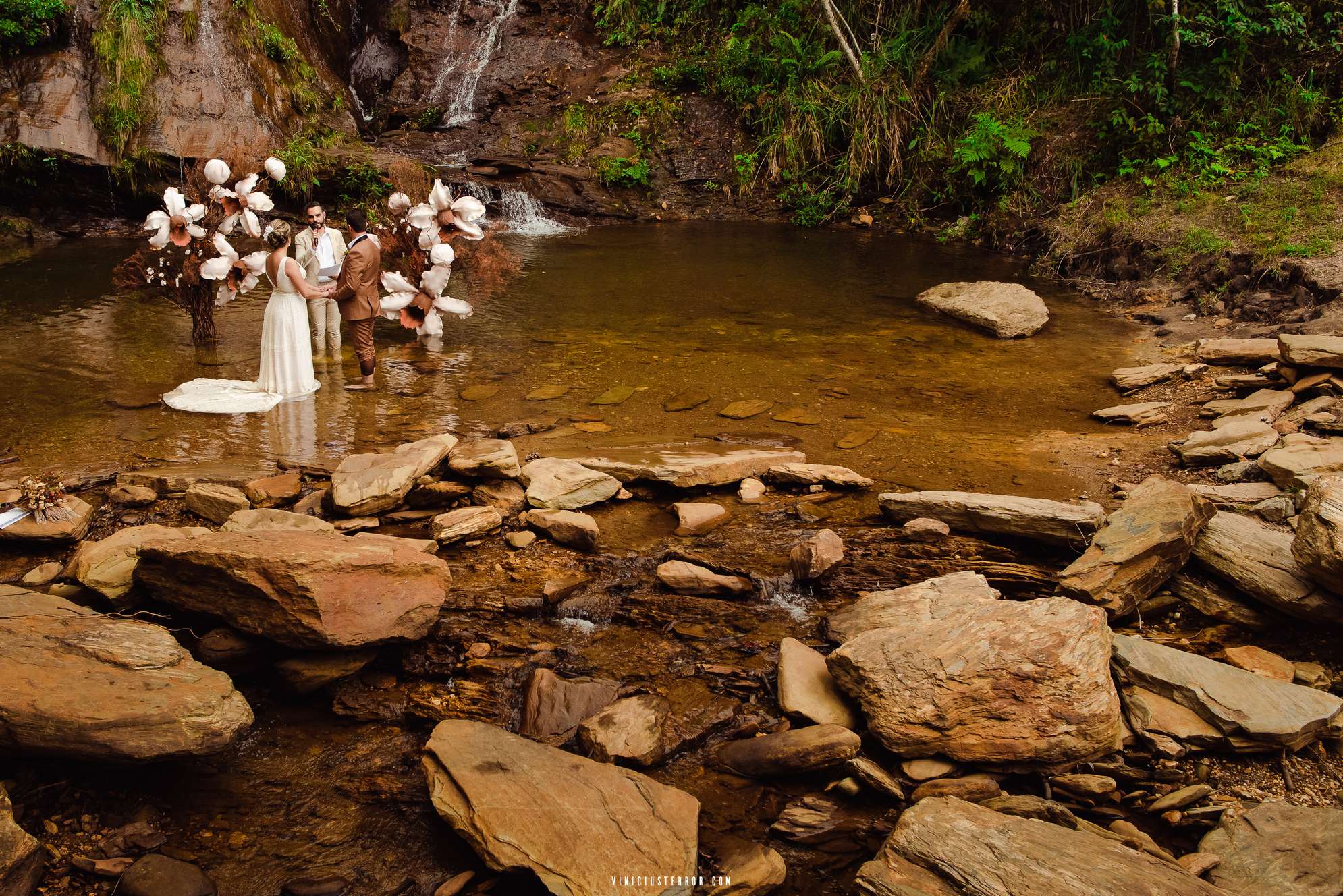 noivos se casam na cachoeira em minas gerais