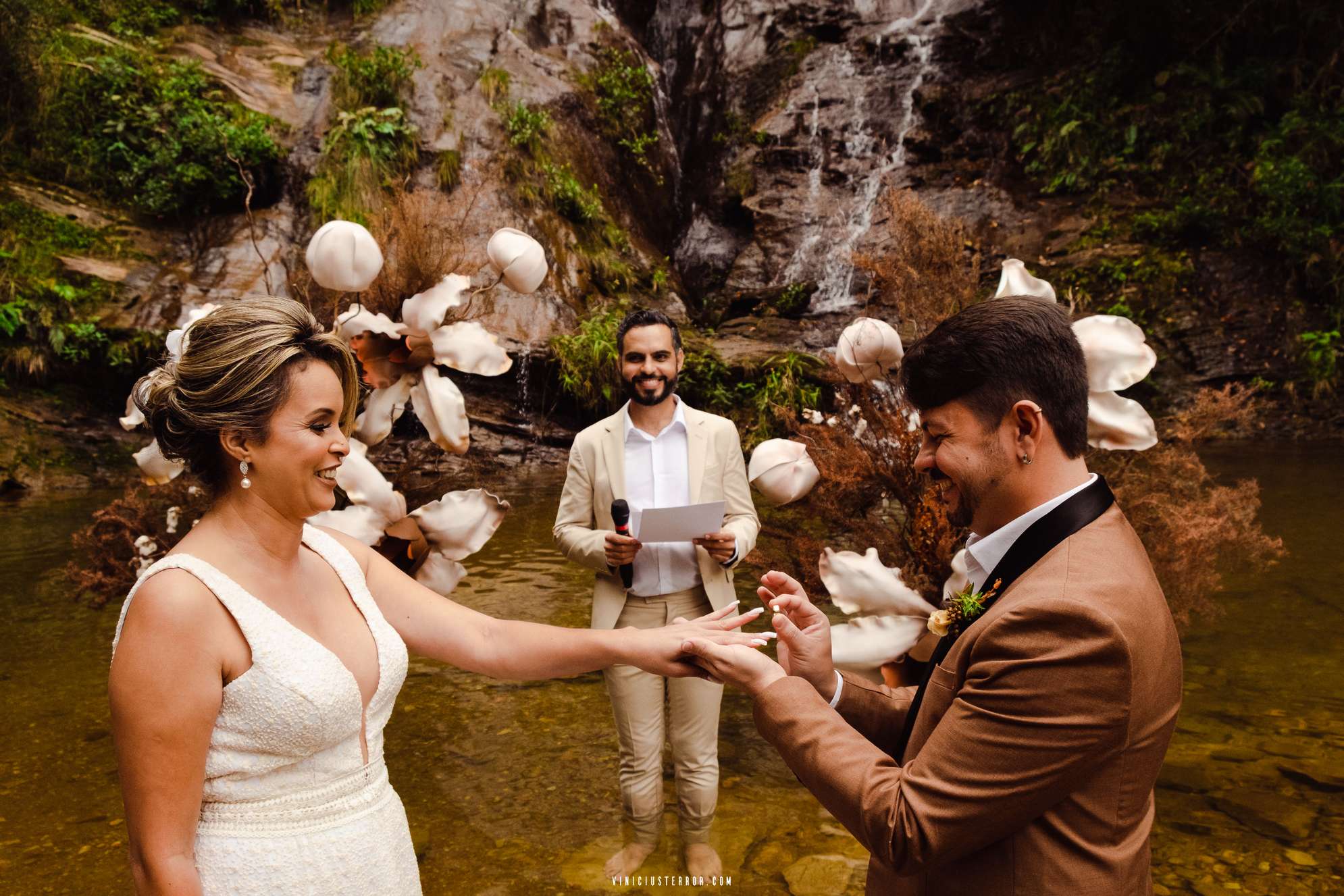 decoração para elopement wedding na cachoeira