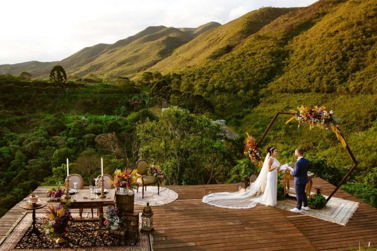 fotos de um casamento estilo elopement wedding nas montanhas de ouro preto sem convidados