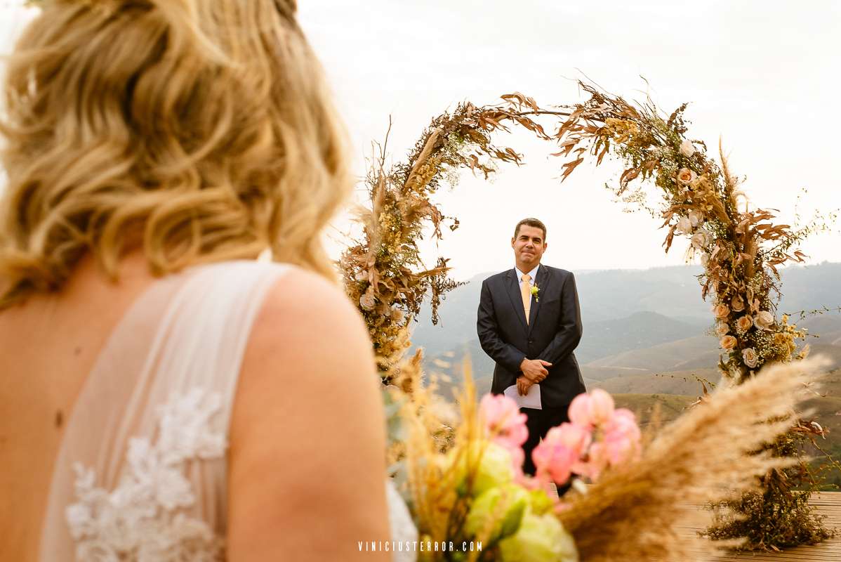 entrada da noiva no elopement wedding no mar de morros