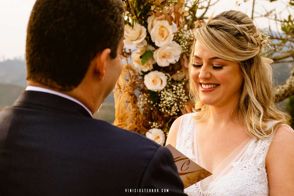 noiva lendo os votos no casamento a dois em nova lima