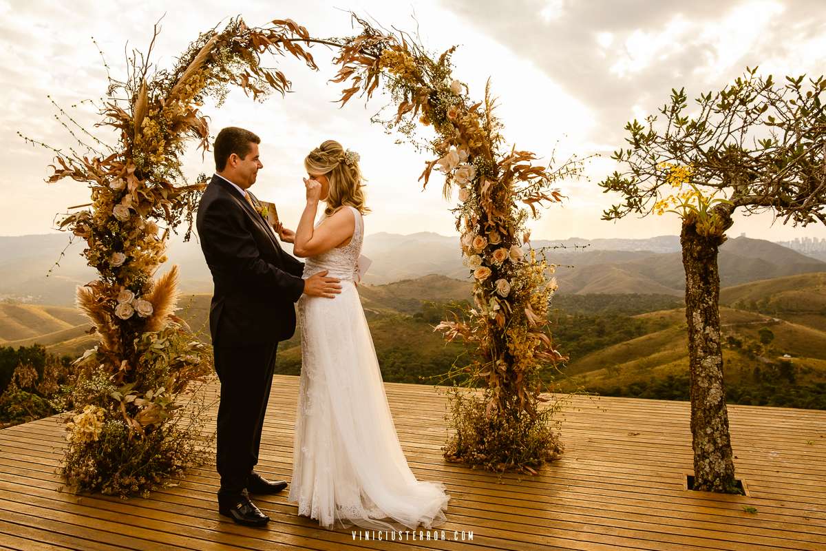 noiva emocionada no elopement wedding no mar de morros bh