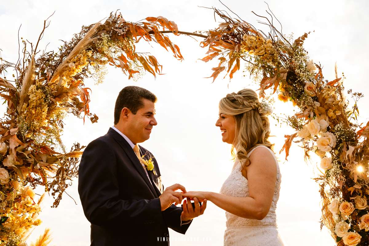 noivos trocando as alianças em um casamento a dois