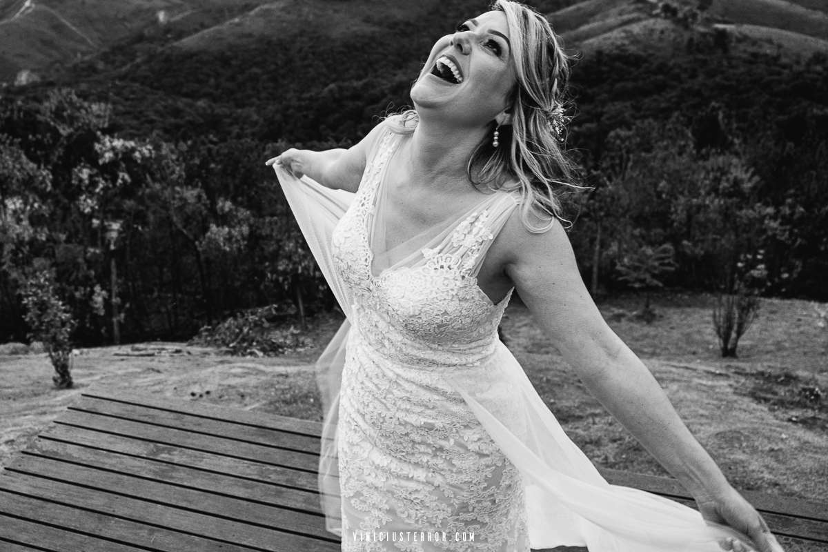 noiva feliz rodando seu vestido