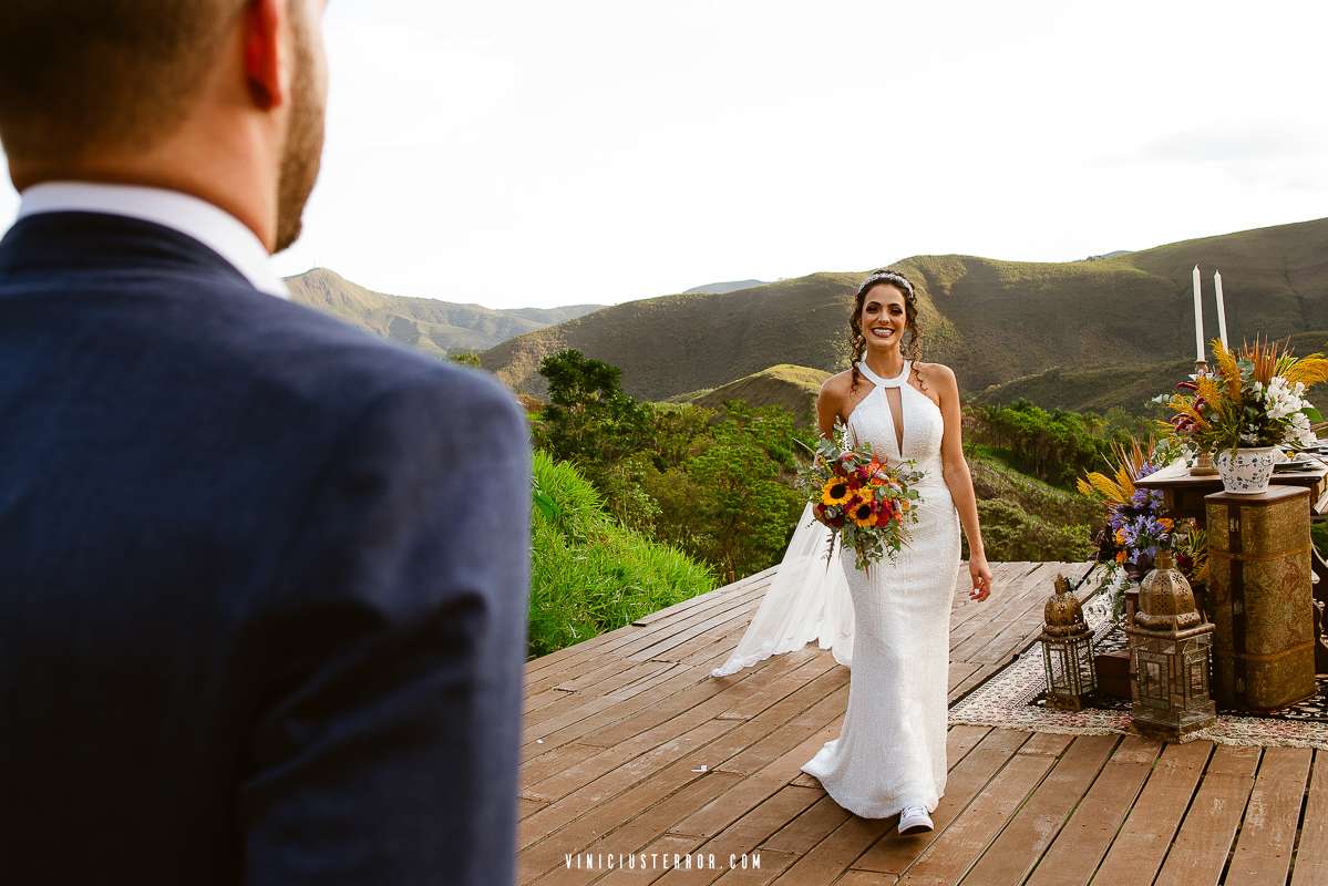 noivo vendo a noiva entrar na cerimonia de casamento