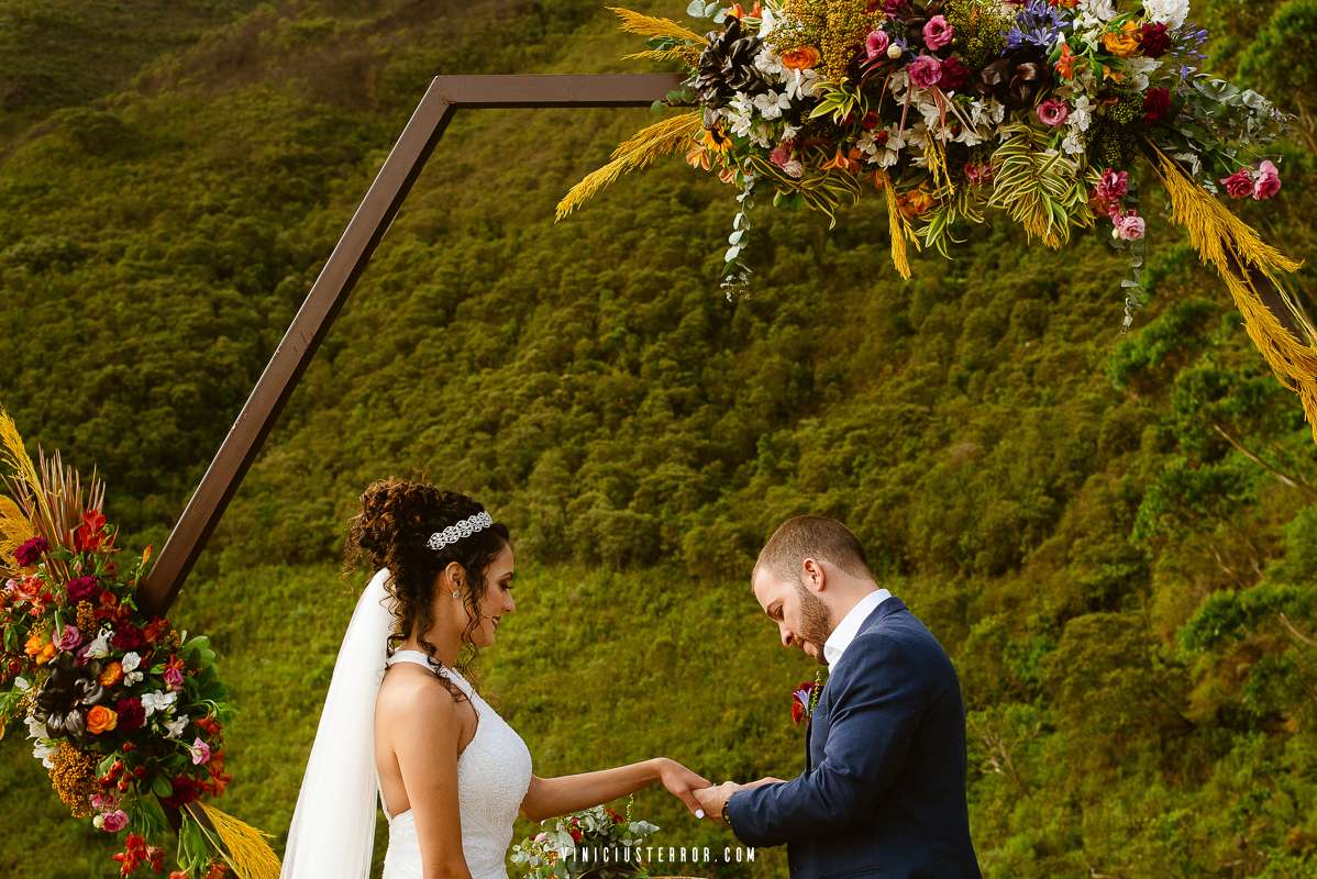 noivos trocando aliança no elopement wedding