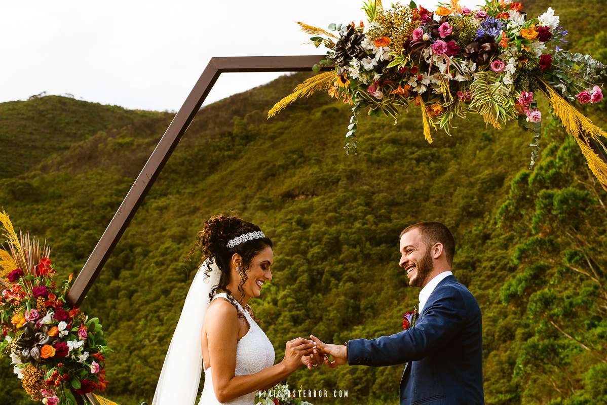 noivos trocando aliança em casamento intimista