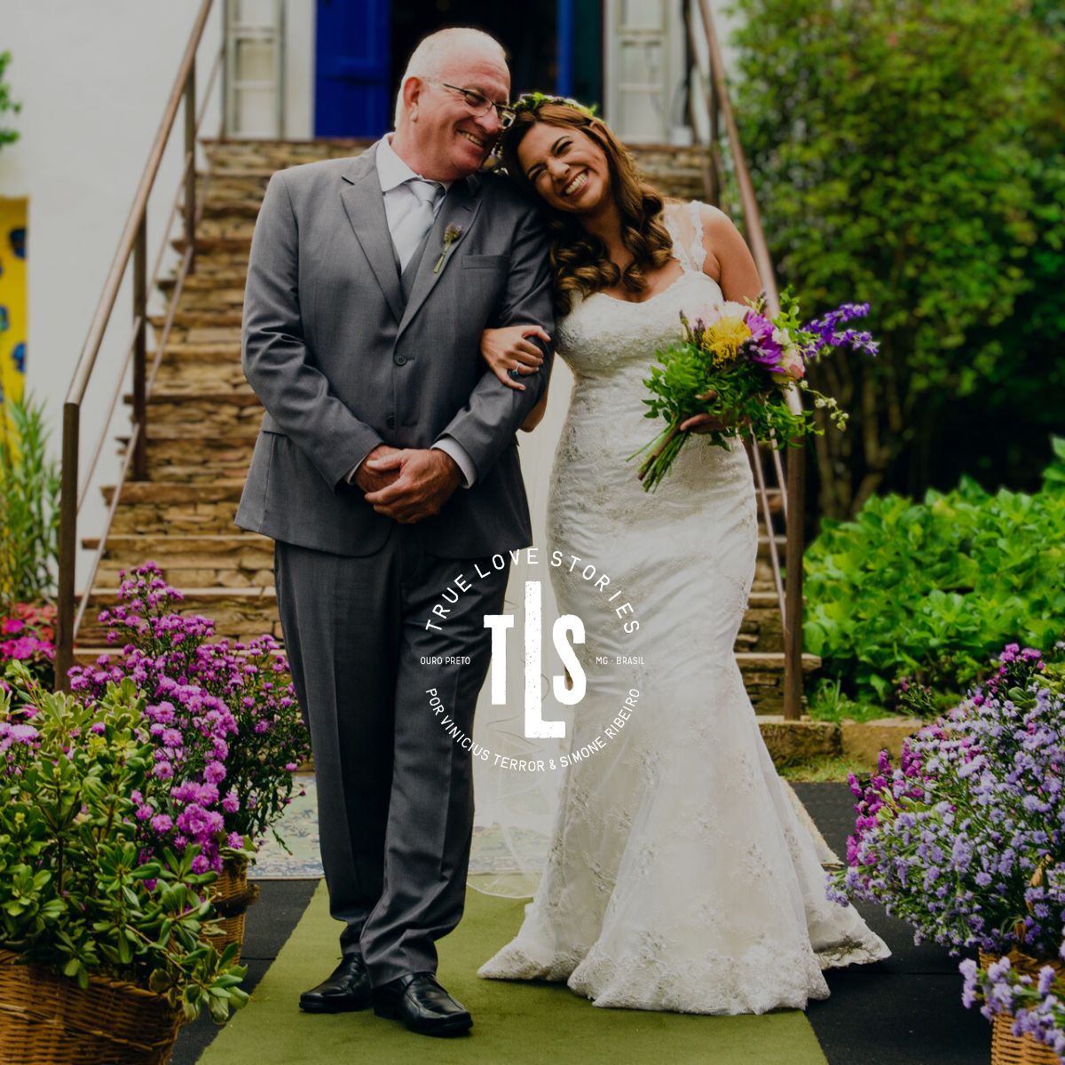 noiva entrando no altar ao lado do seu pai durante uma cerimônia de casamento em ouro preto