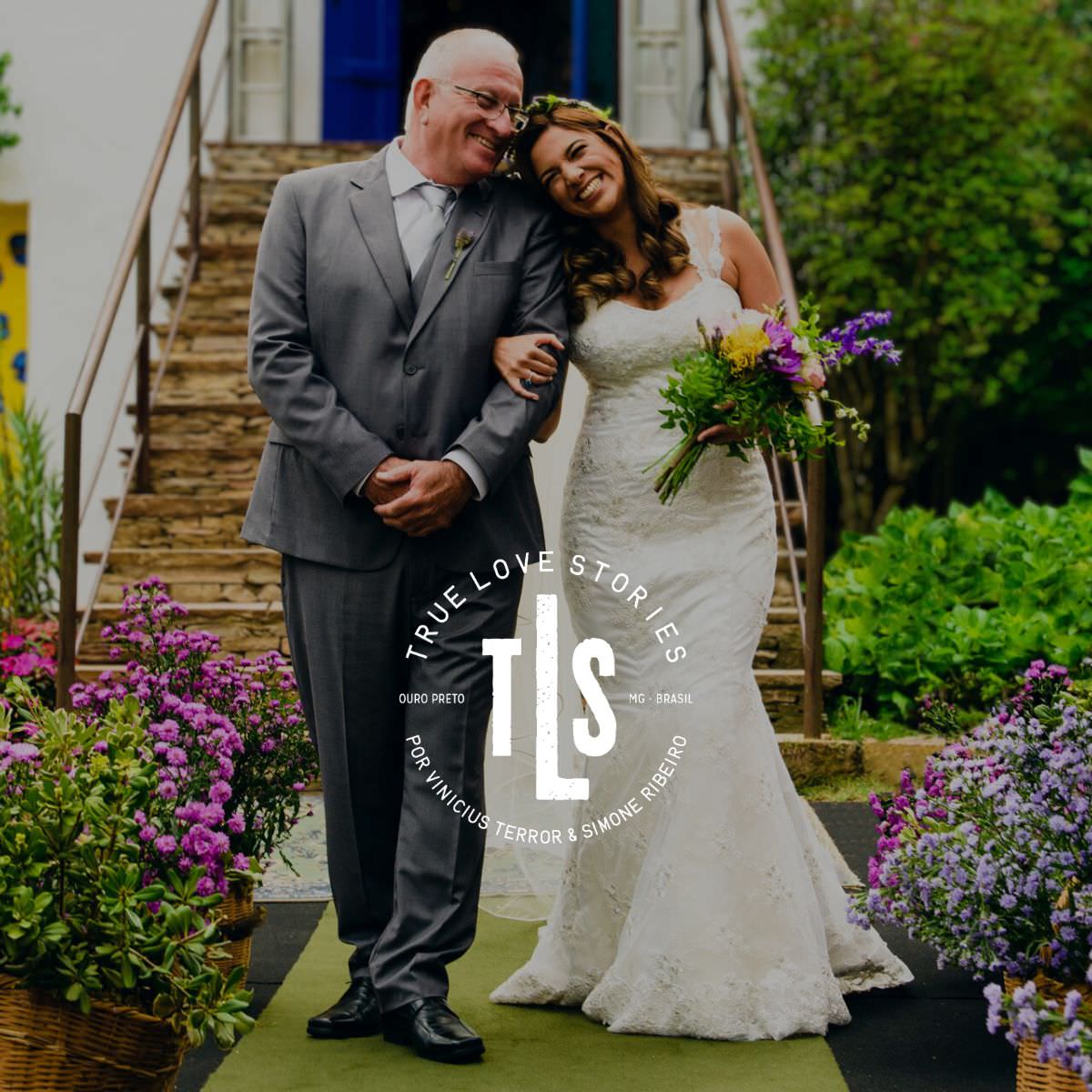 noiva entrando no altar ao lado do seu pai durante uma cerimônia de casamento em ouro preto