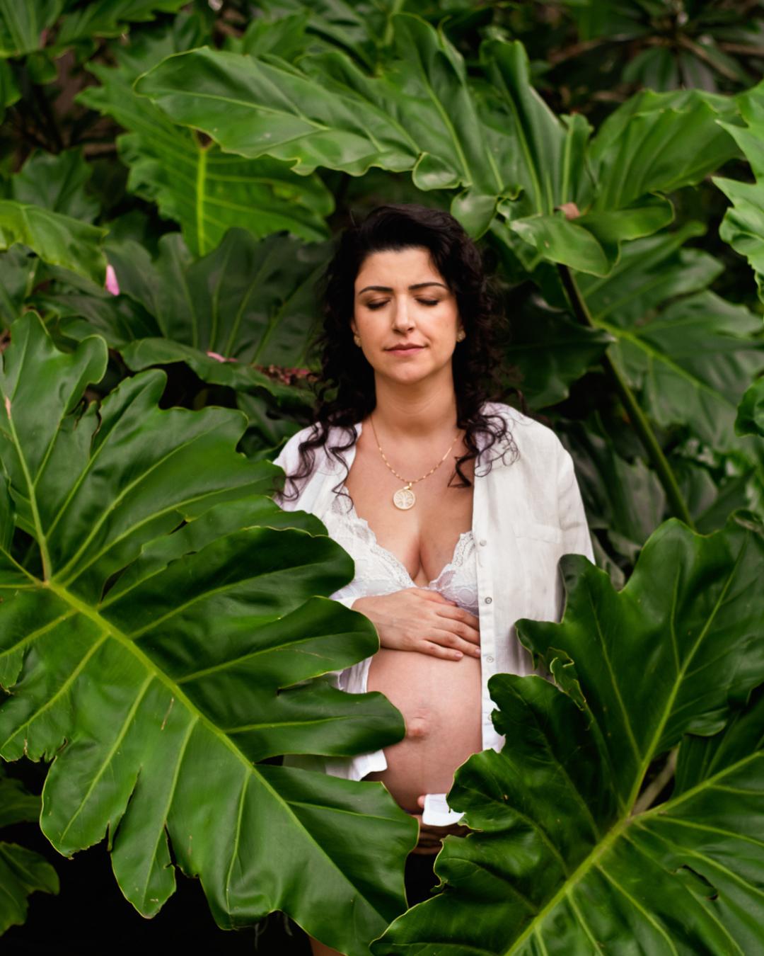 foto de uma mulher grávida durante um ensaio fotográfico de gestantes em ouro preto