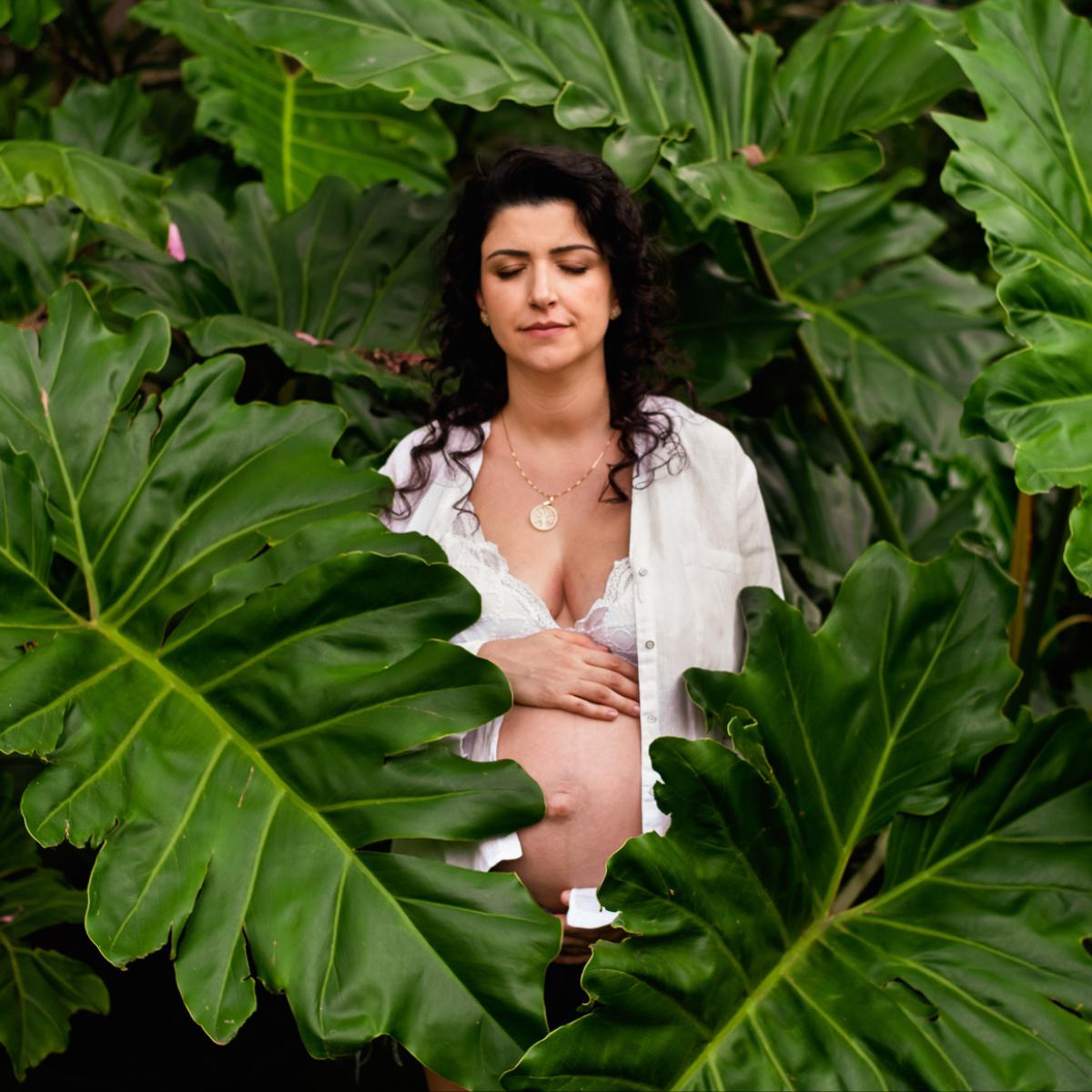 foto de uma mulher grávida durante um ensaio fotográfico de gestantes em ouro preto