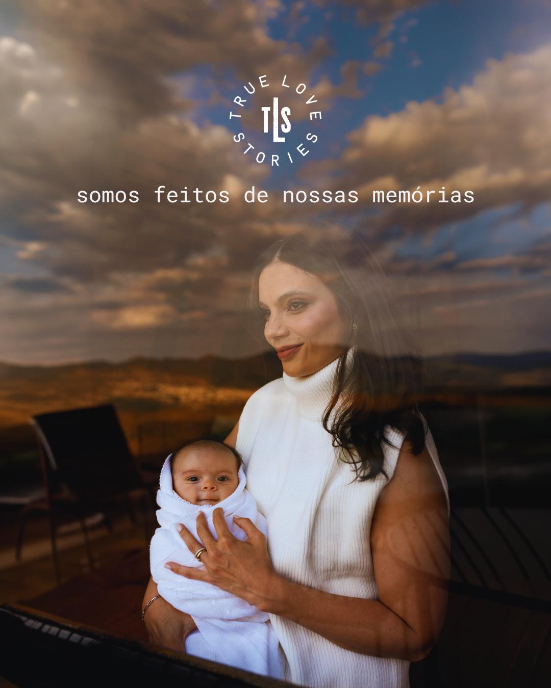 foto de uma mãe sgurando um bebê durante um ensaio fotográfico de dia das mães