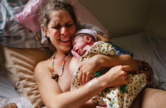 foto de uma mão com o filho recém nascido feita por uma fotógrafa documental de partos